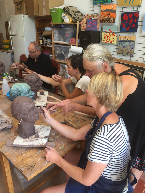 Learn to create a sculpture portrait with sculptor Laury Dizengremel